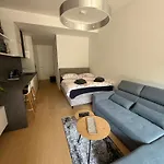 Moderný 1-izbový S Terasou, Raňajkami A Parkovaním *