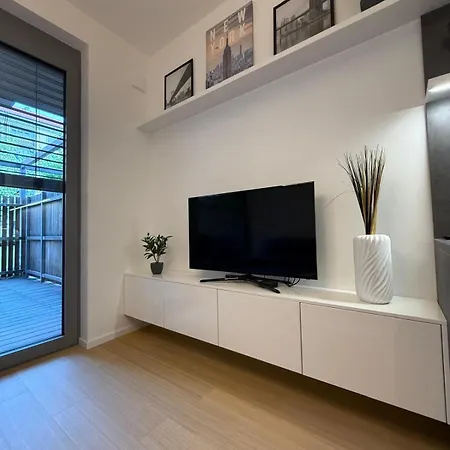 Lägenhet Moderny 1-izbovy S Terasou, Ranajkami A Parkovanim *