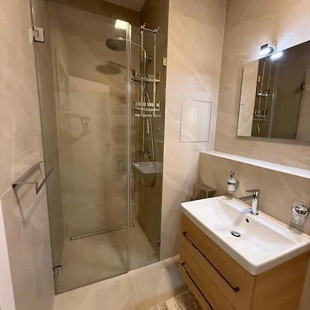 Moderny 1-izbovy S Terasou, Ranajkami A Parkovanim Lägenhet Bratislava