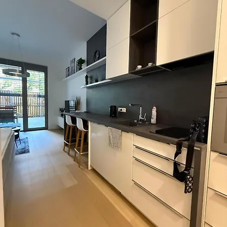 Moderny 1-izbovy S Terasou, Ranajkami A Parkovanim Lägenhet Bratislava