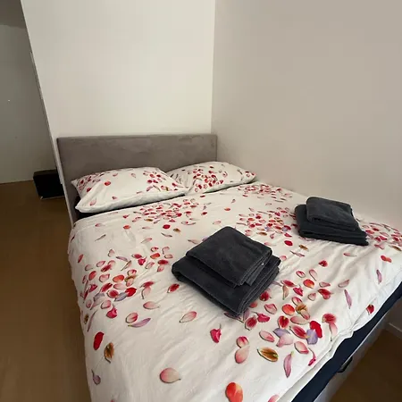 Moderný 1-izbový S Terasou, Raňajkami A Parkovaním Apartamento