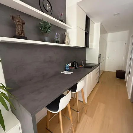 Moderny 1-izbovy S Terasou, Ranajkami A Parkovanim Lägenhet Bratislava